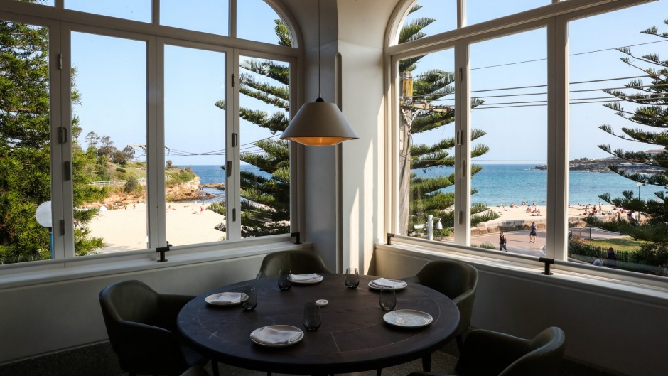 精细的亚麻，亚光金属餐具，柔软的皮革和全景的海滩景色都是在Mimi's的一揽子。