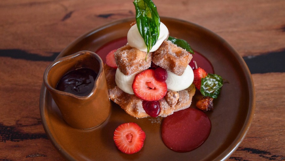 Churros Waffles在巧克力酱和mascarpone上探斗。