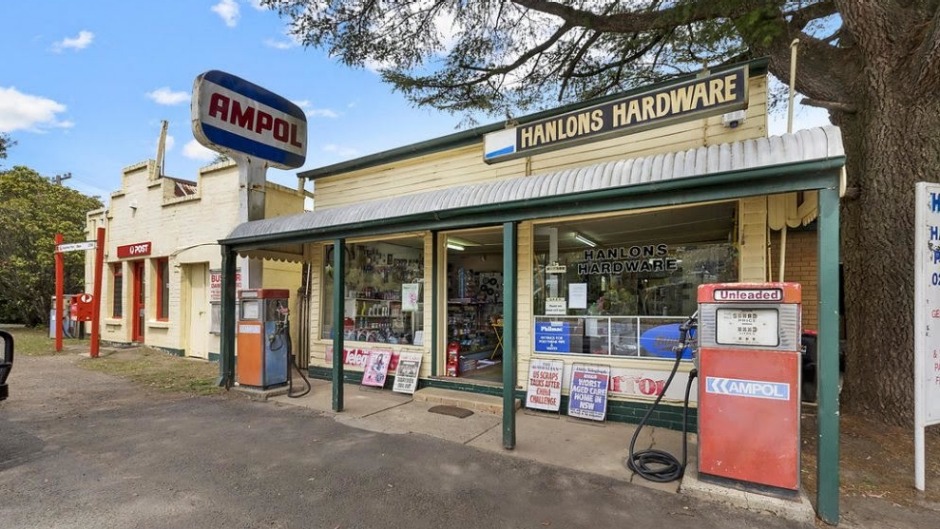 新“脾气暴躁的贝克”将在汉隆五金店(Hanlon’s Hardware Store)安家，这家店紧挨着比尔宾(Bilpin)历史悠久的服务站。