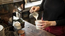 Barista Claire在Chippendale的Jess Cafe的咖啡杯中供应咖啡。