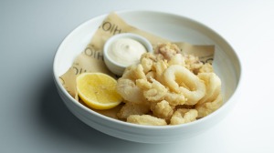 Calamari Fritti：用柠檬蛋黄酱油炸鱿鱼。