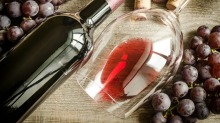 Pinosity is what makes pinot noir unique -一个迷人的组合芳香，野性，柔软和性感。