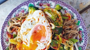 杰米·奥利弗（Jamie Oliver）的宿醉面条有松脆的蔬菜，鸡蛋面条和流鼻涕。