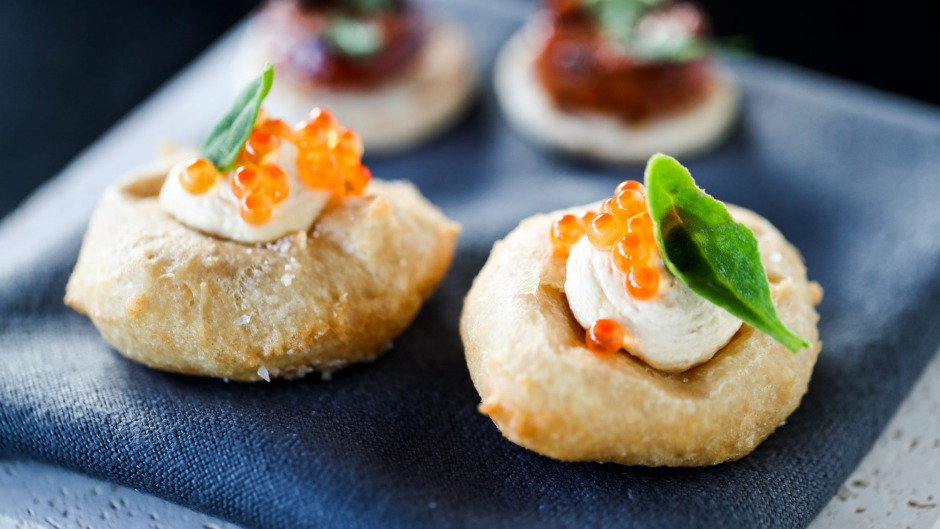 Pizze fritte小吃与豪华的toramasalata。