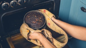 蛋糕真的应该是那种颜色吗?也许只是糖,对吧?