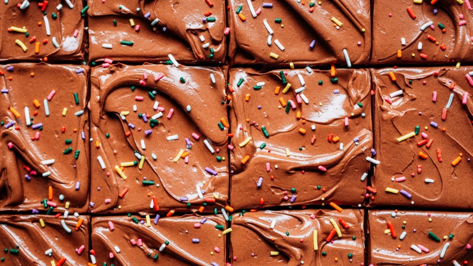 这是法律，生日蛋糕需要包括巧克力和洒，很多洒水。