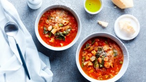 Karen Martini的MineStrone与烤蔬菜。