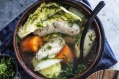 这个简单的法式炖锅证明了冬天的食物不一定都很重。