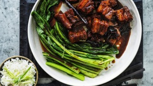 这道肥美、光滑、粘稠的猪肉配上蒸青菜和米饭一起上桌。