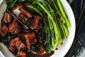 这道肥美、光滑、粘稠的猪肉配上蒸青菜和米饭食用。