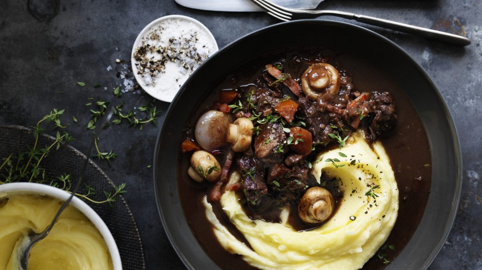 尝试稳定的红色，配合Boeuf Bourguignon。