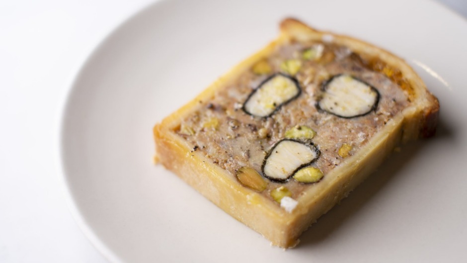 这是传统的pâté用非传统的珊瑚鳟鱼制作的。