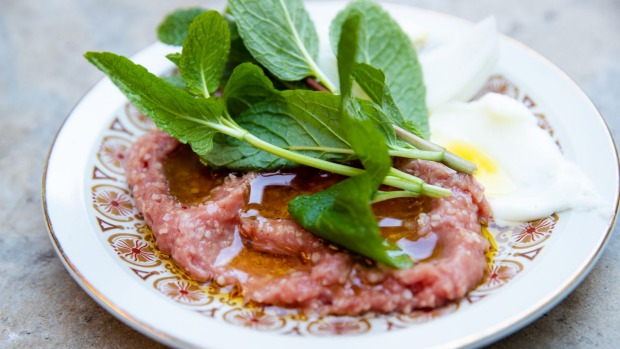 基布·纳耶（Kibbe Nayeh），生牛肉，洋葱，伯古尔和黑暗的香料散布。