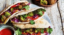 Sabrina Ghayour's Ultimate Falafels用草药包装，并用额外的流动蹦床。