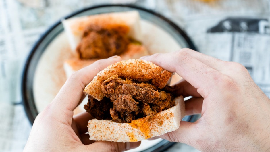 桑托希咖啡馆的Buttermilk Chicken Katsu Sando在Darlinghurst。