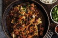 将这种味噌、清酒、炖鸡和豆腐与米饭或面条一起食用。