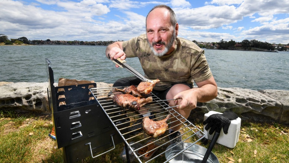 在Leichhardt公园，BBQAroma的老板Nick Angelucci正在用他的便携式费拉波利野餐烧烤架做饭。