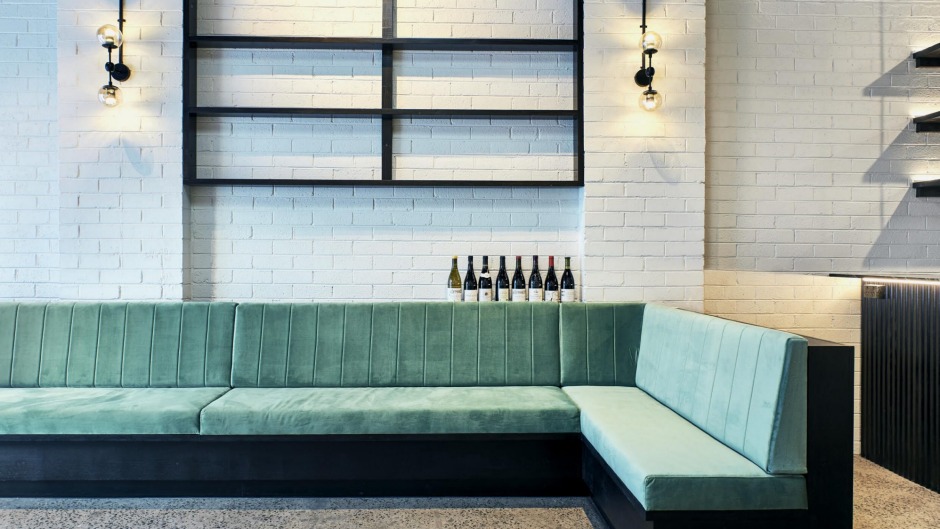 Bar Romanee的室内设计灵感来自绿色的意大利大理石酒吧。