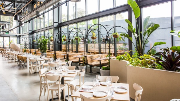 宽敞的餐厅/露台区。