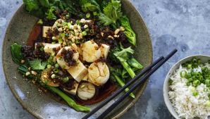简单的蒸扇贝和豆腐，辛辣敷料。