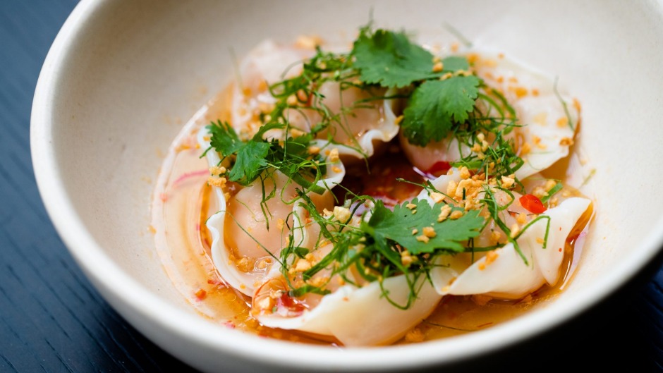 Lilymu的Tom Yum Prawn汤，以精致的饺子形式。