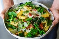 从熟食柜里找一份意面沙拉。