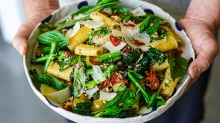 袭击了这场意大利面沙拉的熟食柜。