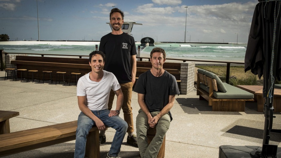 John Giuffre(餐厅经理)，Chris Sorrell和Sam Reid-Boquist在URBNSURF的Three Blue Ducks。