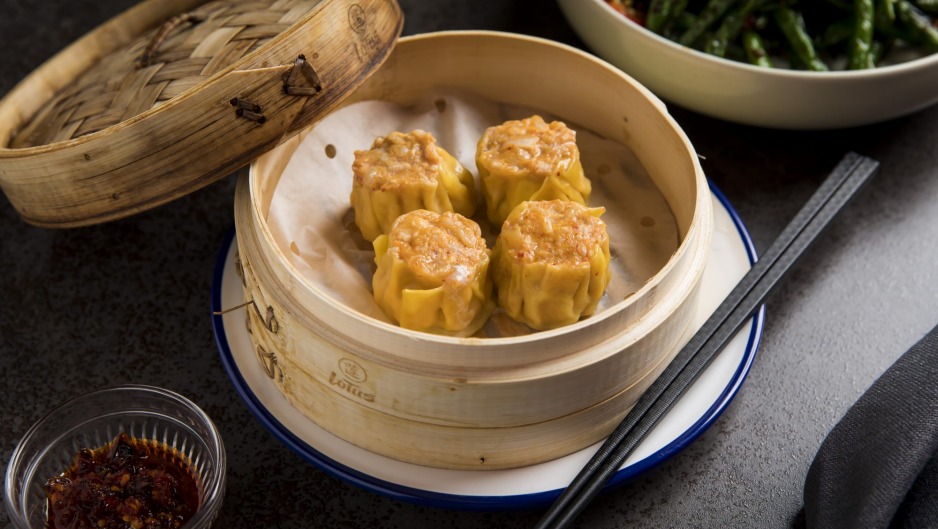 蒸鸡肉和泡菜siu mai。