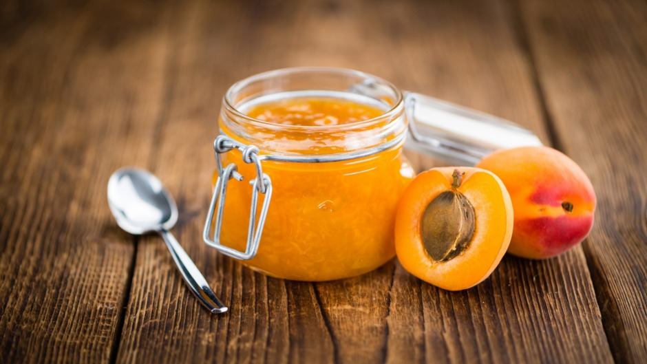 烹饪杏子用相同的糖加上杏子的肉质核。