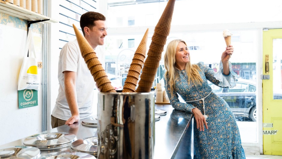 Magdalena Roze和Matteo Pochintesta与Newtown Mapo的Oomite Gelato一起。