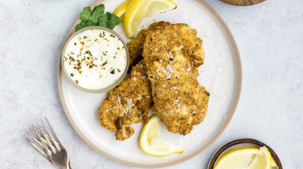 健康的keto空气油炸锅烹饪牛肉串肉串填充鱼填充鱼填充牛皮蛋白柠檬粉覆盆子覆盆子和香草煎饼这是一个由亚伦日的亚伦日开始编辑的，由alphuin random house llc的一分之权转载。照片学分：版权©Alpha：Aaron Day，2021单一使用