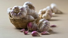 甚至在大蒜上，存在一种常见的细菌，称为Clostridium Botulinum，其在环境中存在。