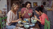 从左边，Sydneysiders Beth，Tommy和Janet享受一顿饭作为盛宴的一部分。
