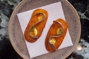 脆土豆上的凤尾鱼。