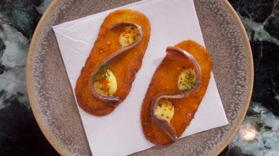 凤尾鱼在酥脆土豆。