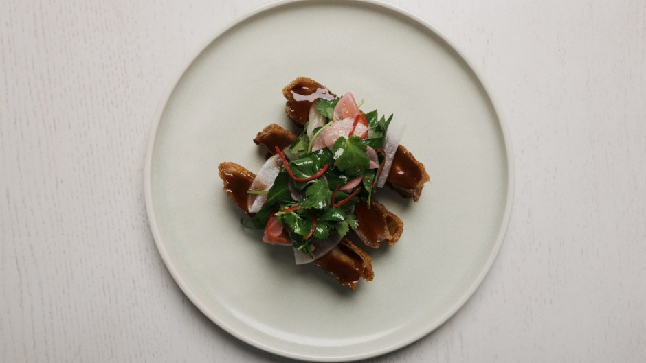 香脆猪颈肉，酱油，生姜和泡菠萝。