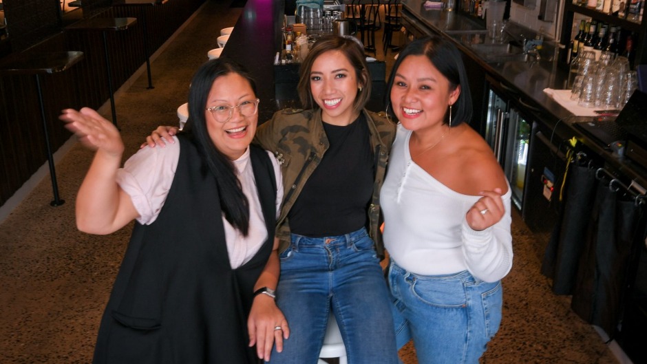 Chibog餐厅老板Janine Barican(中)、fiides Santos-Arguelles(左)和Grace Guinto。