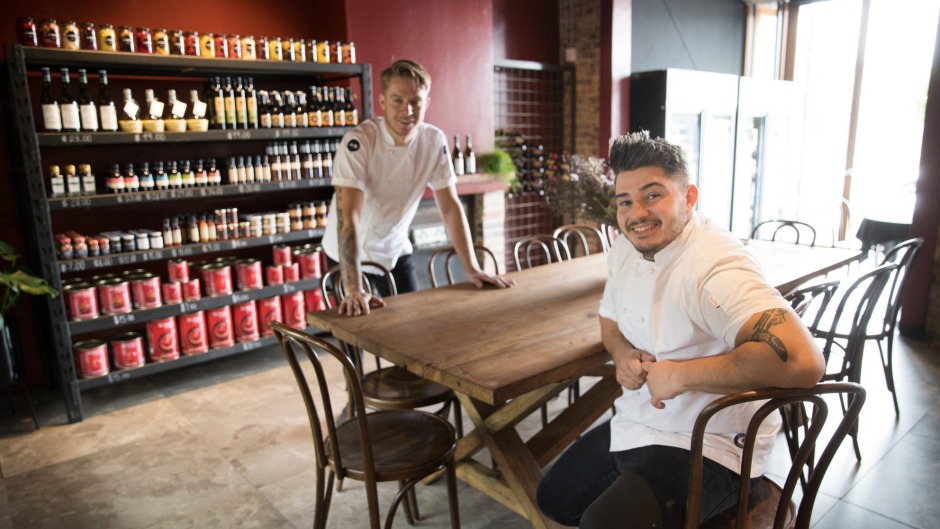 Andrea Vignali（左）和Davide Bonadiman在他们的新风险，Al Dente Enoteca。