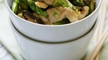 吉尔快的鸡肉和芦笋炒。
