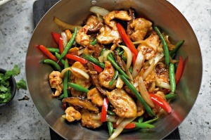 用米饭或面条服务这个辣鸡肉炒。