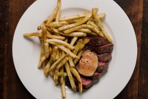 Bavette Steak粉红色，内部闪闪发光，外面的黑暗枯萎，闷闷不乐，皮肤磨碎。