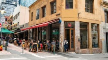 重新发现了永恒的户外餐饮条。