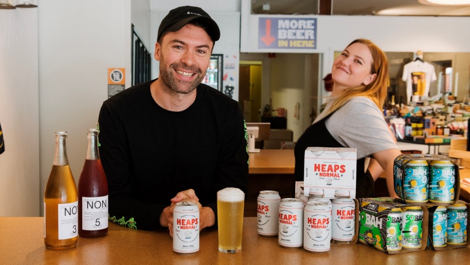卡梅伦·沃尔什(Cameron Walsh)是位于曼利(Manly)的薇诺娜酒瓶店(Winona bottle shop)的共同所有人，他出售的非酒精啤酒和葡萄酒品种越来越多。