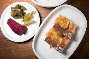 首先是咸菜、脂肪和黑麦面包。