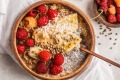 TikTokers正在分享非常时尚的粥碗，上面的配料有奇异籽、浆果、花生酱和大麻……