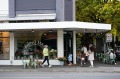 角落店晨市场，普拉兰卖新鲜切花从Monbulk Gruy Guy McDermott，新鲜水果，蔬菜和...