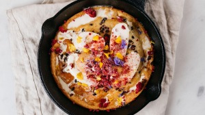 Ricotta Hotcaker配香蕉，杜索·莱克黄油，冻干覆盆子和可可尖。