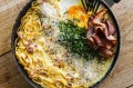 意大利面条Carbonara遇到了菜肉馅煎蛋饼。