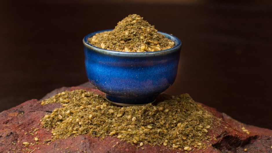 慷慨地应用:像对待胡椒一样对待zaatar。